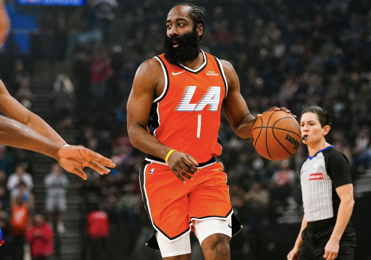 别再说他冷酷了，伦纳德今晚用55分撕碎了“机器人”标签。
对阵东部第一活塞，他连