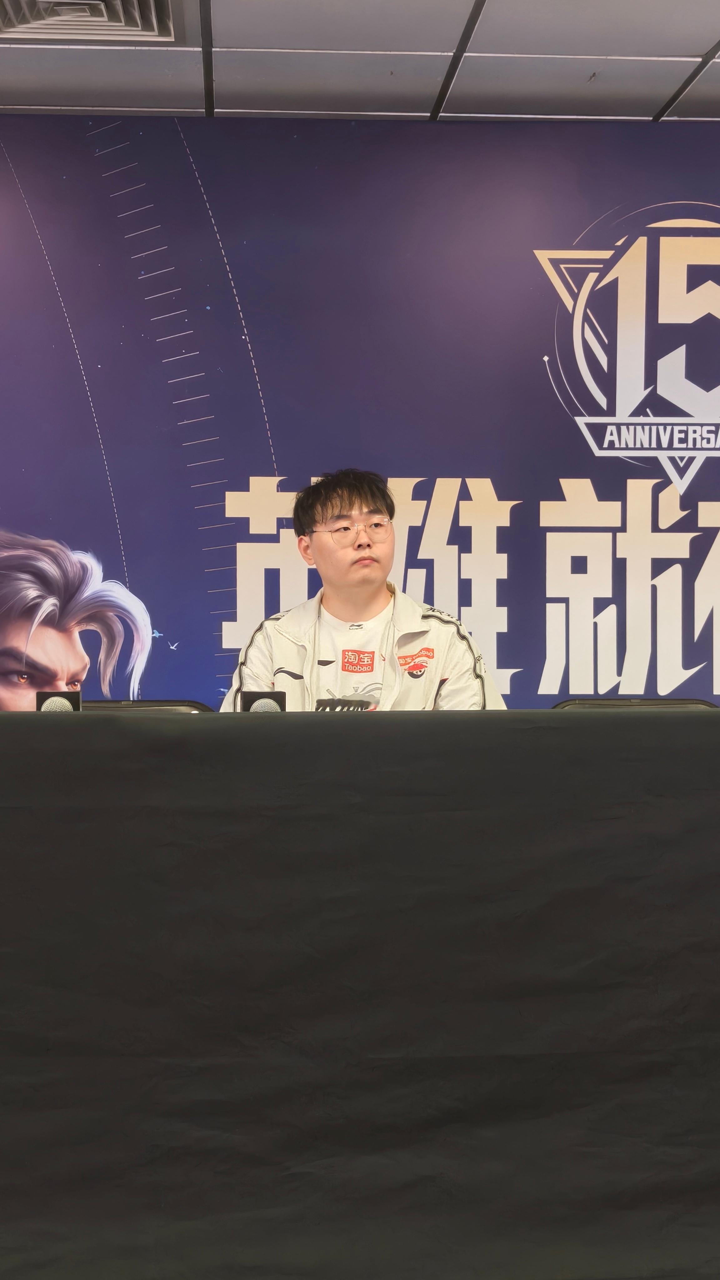 呼吸哥先来群访啦，AL其他人还没到，给他库库竖了几下大拇指，他点点头。al夺冠A