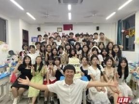 湖南这位00后班主任的首届学生要高考了：8岁年龄差，零带班经验，3年时间将班级成