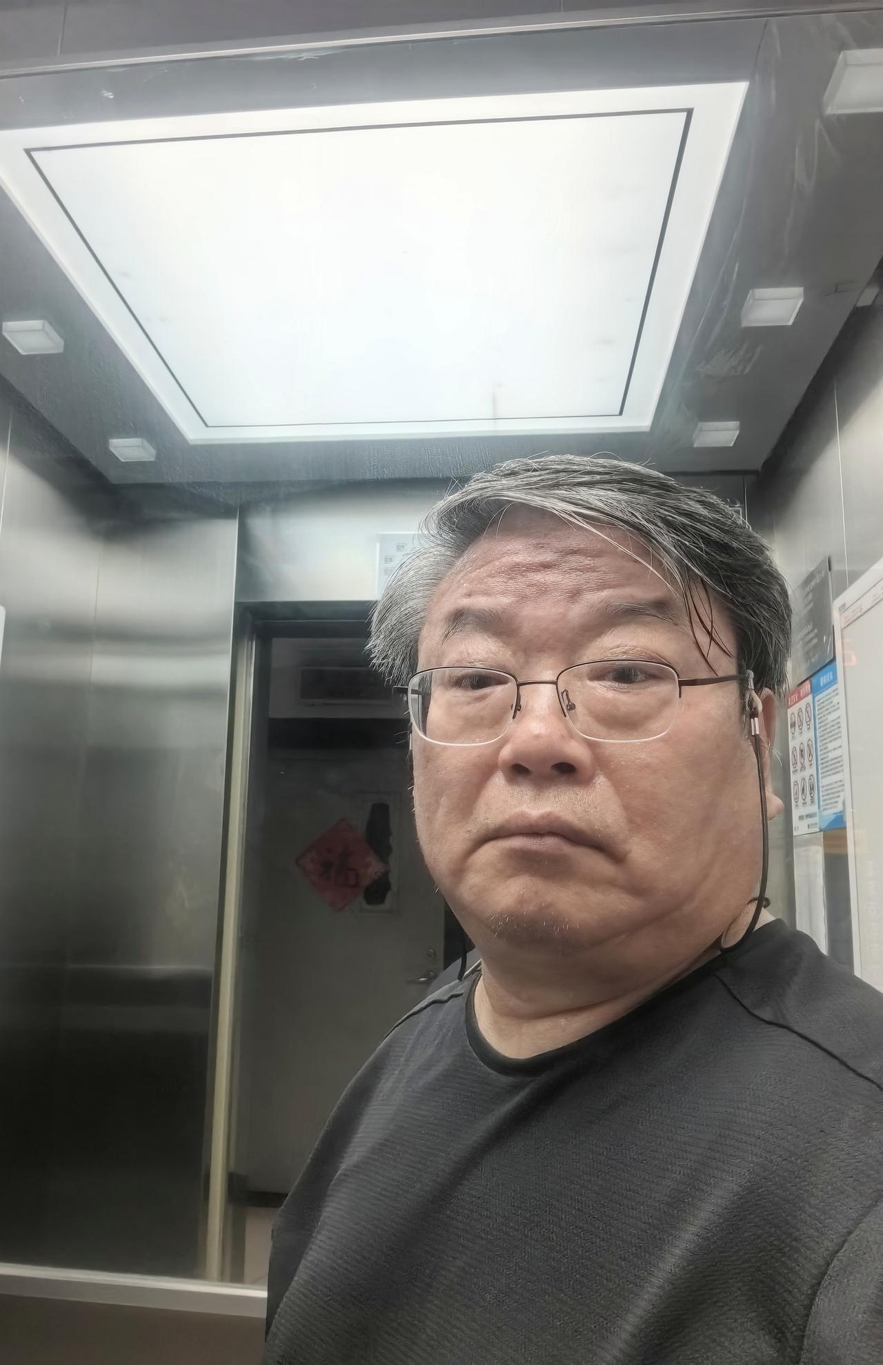 昨晚遇见久闻大名的杨老师。他跟王律谈到虽然年纪大了，还会继续处理一些官司。杨老师