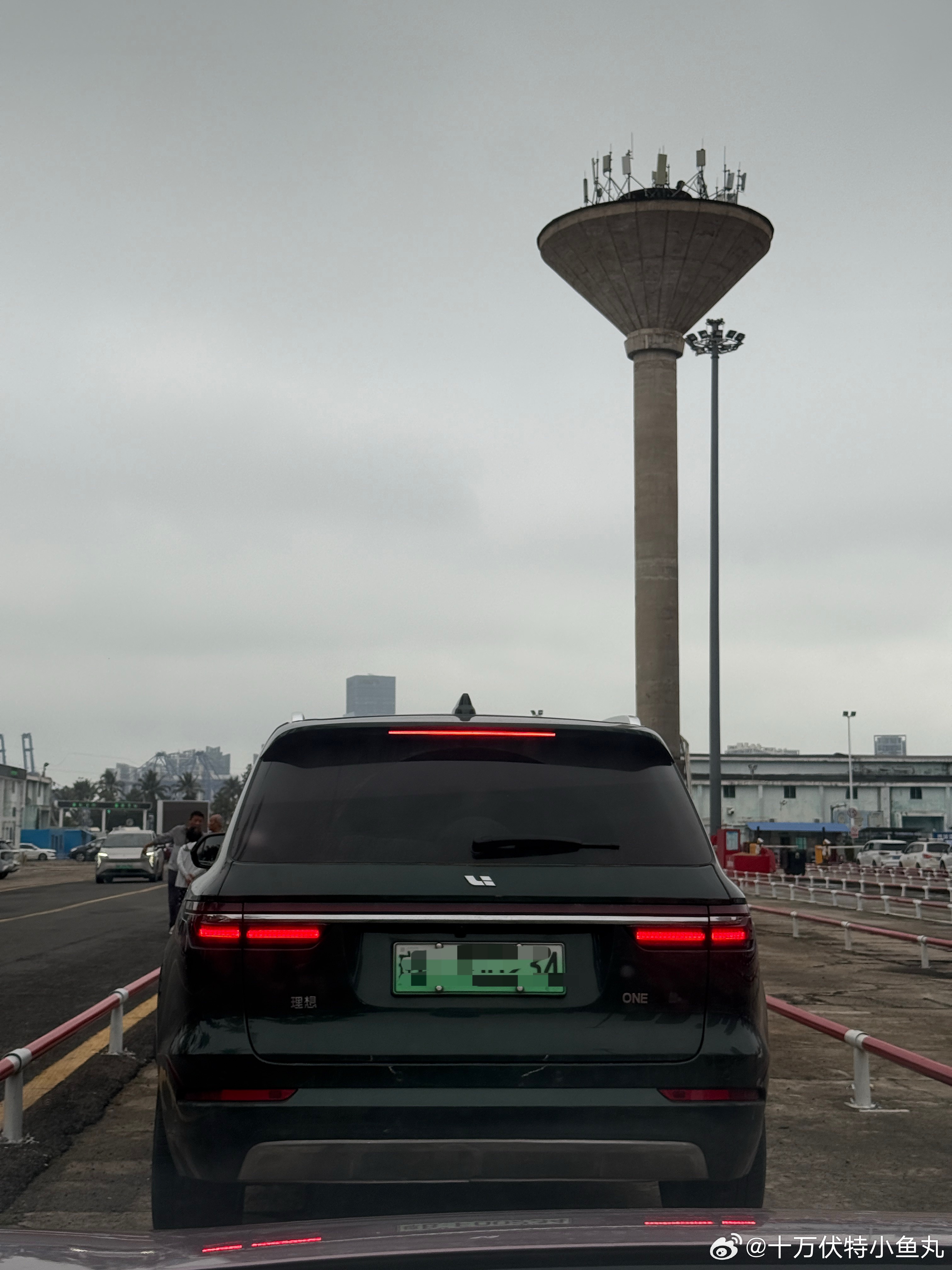 又到了煎熬又担忧的港口上船环节 虽然还没修车，但还是希望一会不会出现磕碰