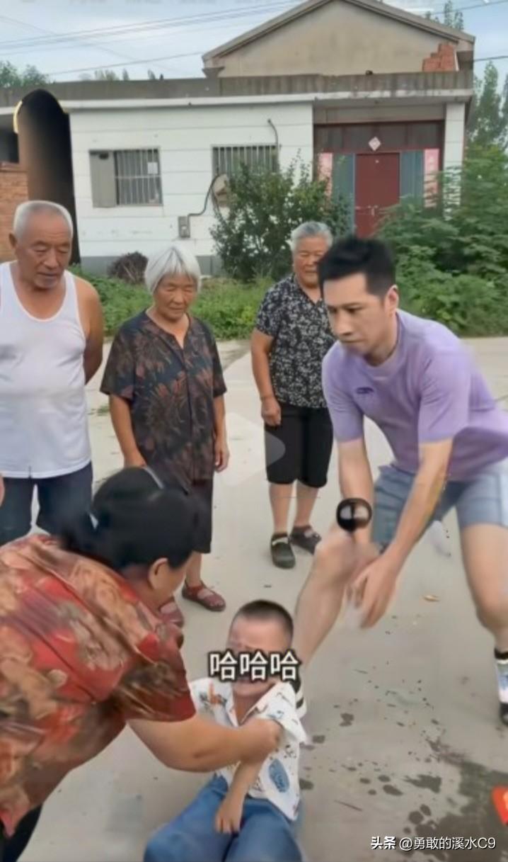 广场上发生惊人一幕。大妈正开心地跳着舞，突然被4岁男孩的滑板车撞了一下。大妈脾气
