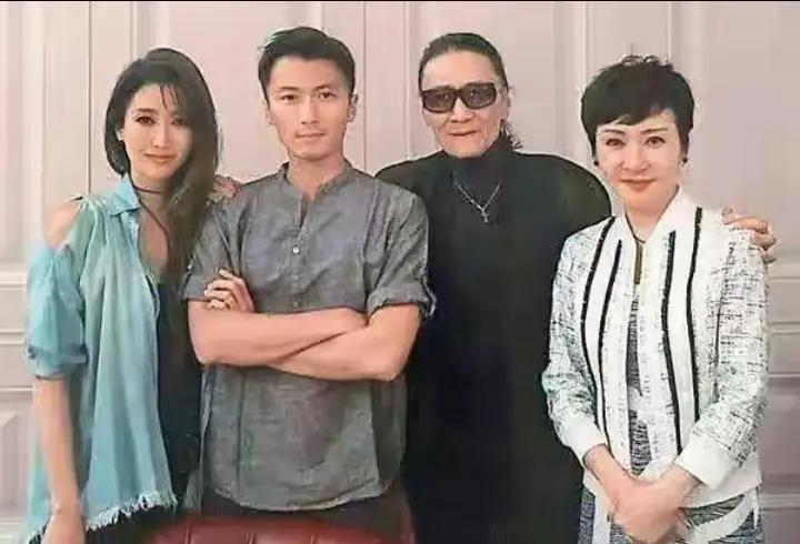 谢贤心中最为牵挂担忧的人，
并非定居加拿大的女儿谢婷婷，
也不是两位孙子、张柏芝