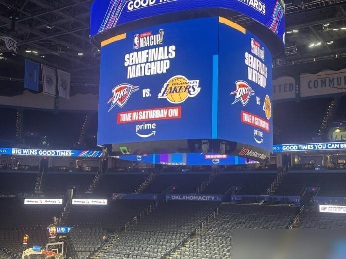 剧透？还说NBA不是录播！

雷霆和太阳的NBA杯比赛之前，雷霆主场的大屏幕上，