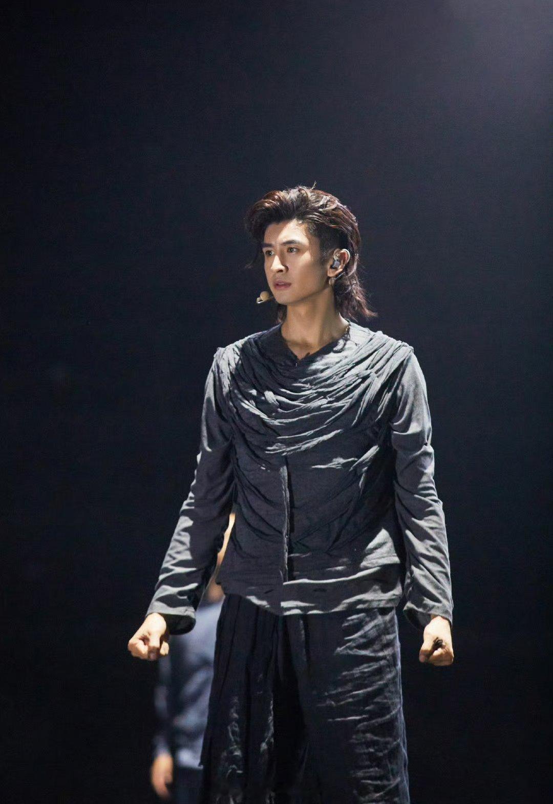 当年的秀人都开始送别人出道了  虽然都在选秀的舞台上，但身份早已不同。从被选择到