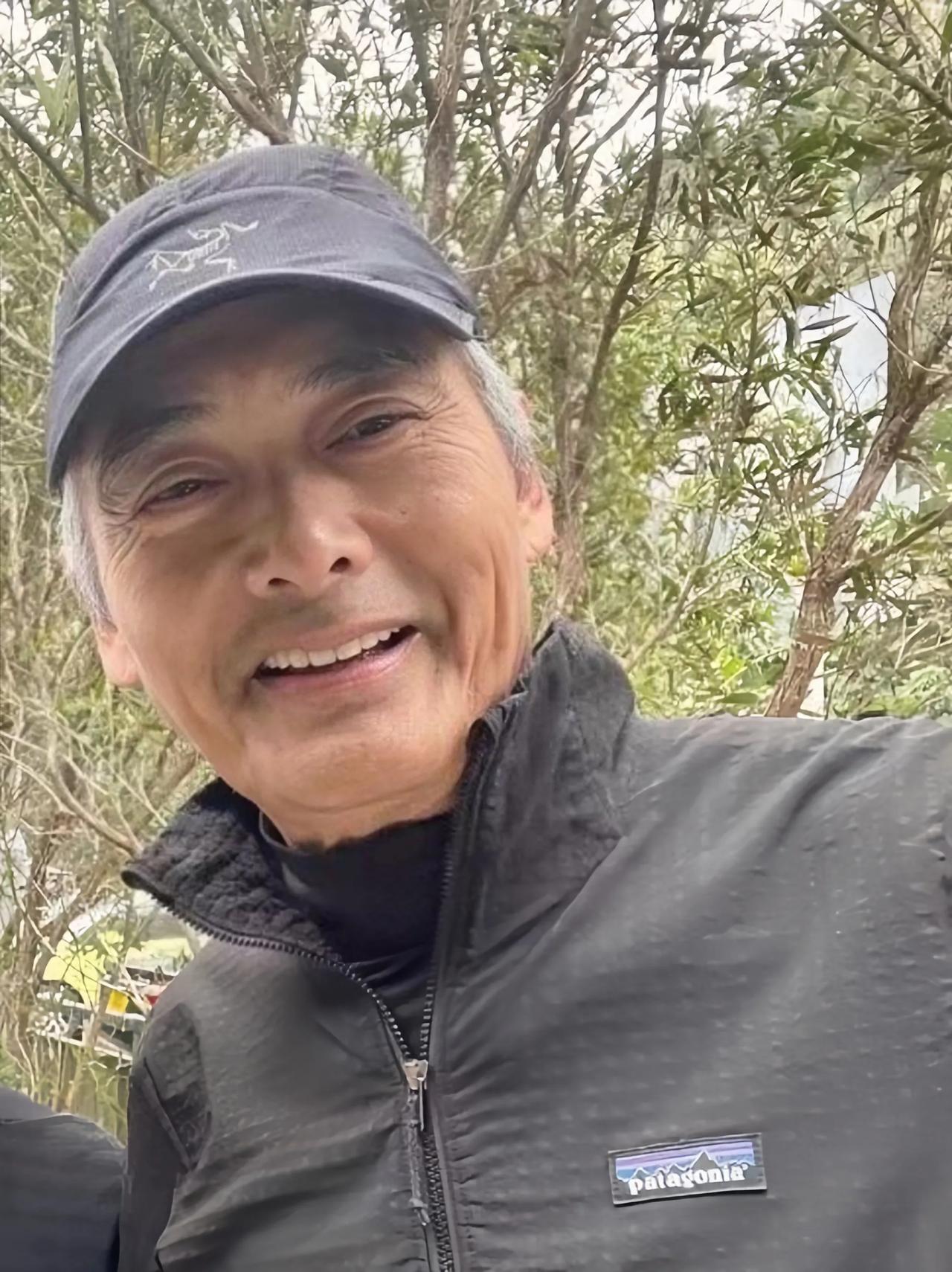 周润发是娱乐圈的常青树，近期68岁的他近照曝光，引发网友热议。
周润发的手臂皮包