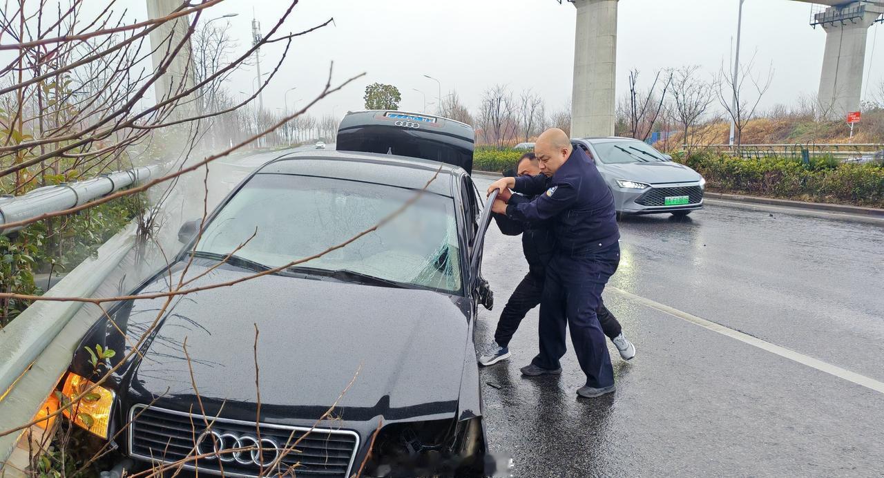 【除夕执勤途中遇险情 民警挺身而出显担当】春节我在岗 2月16日下午17时许，在