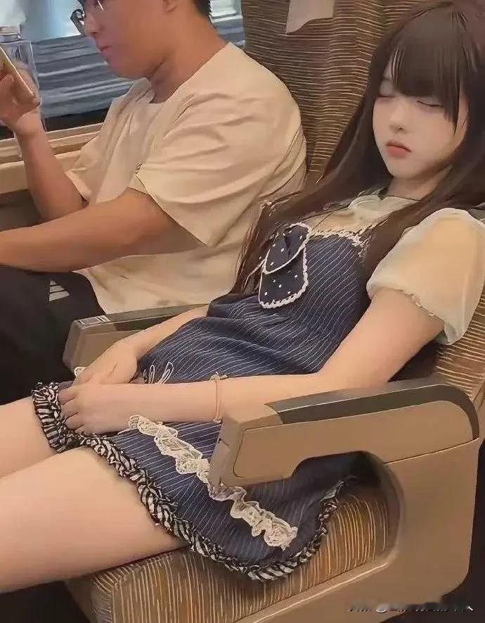 高铁女孩熟睡
男生紧盯手机不敢转头
200万网友围观
这是成年人独有的社交尴尬