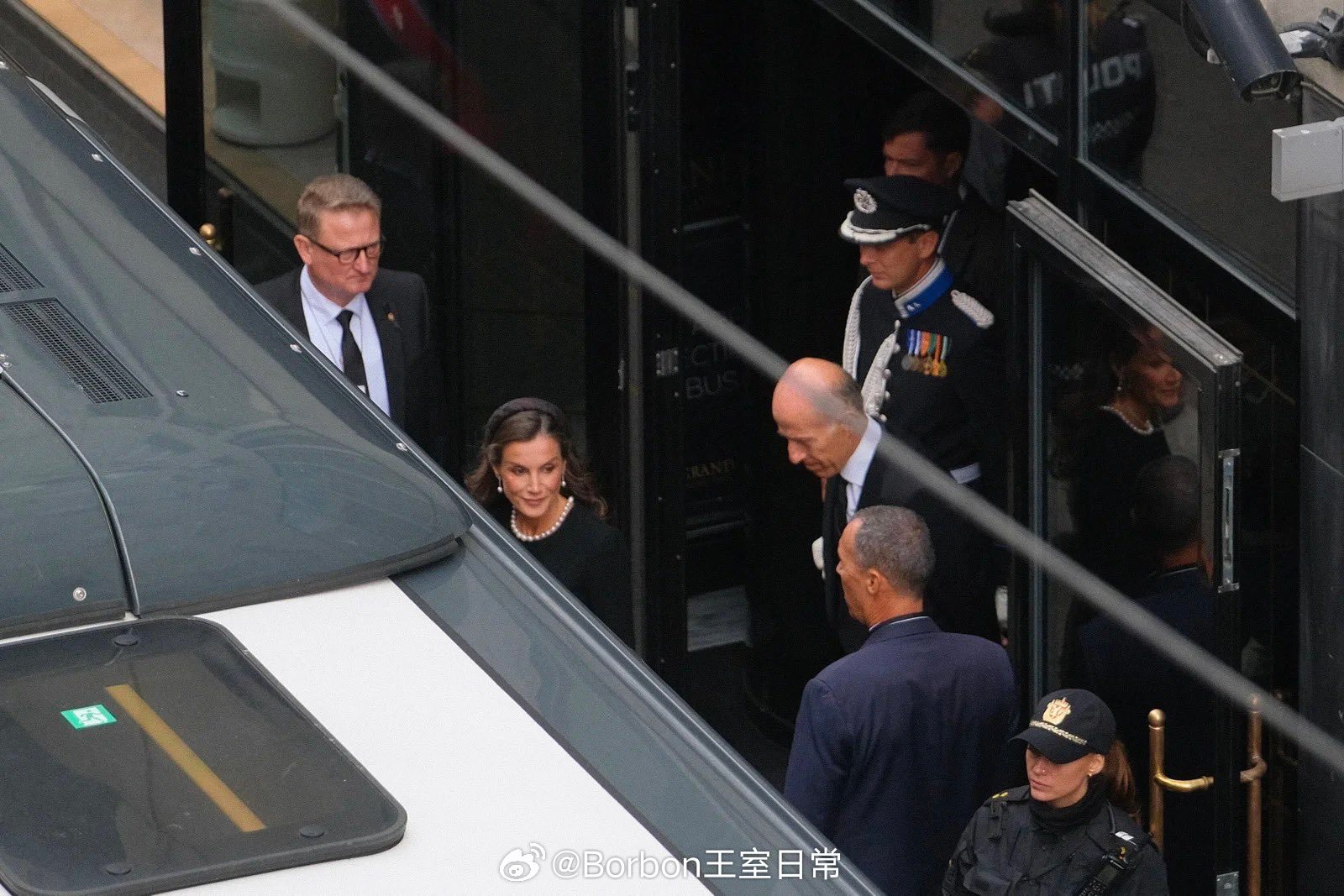 挪威国王葬礼速报，费莱和索菲亚王后从酒店出发。 ​​​
