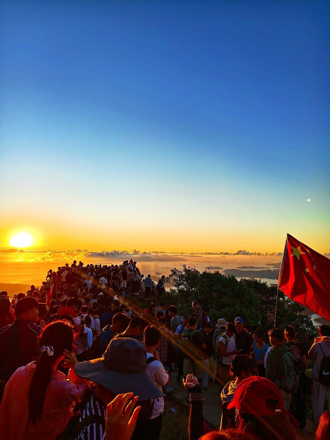 时间这面筛子， 滤去的是萍水相逢， 沉淀的是岁月情深。