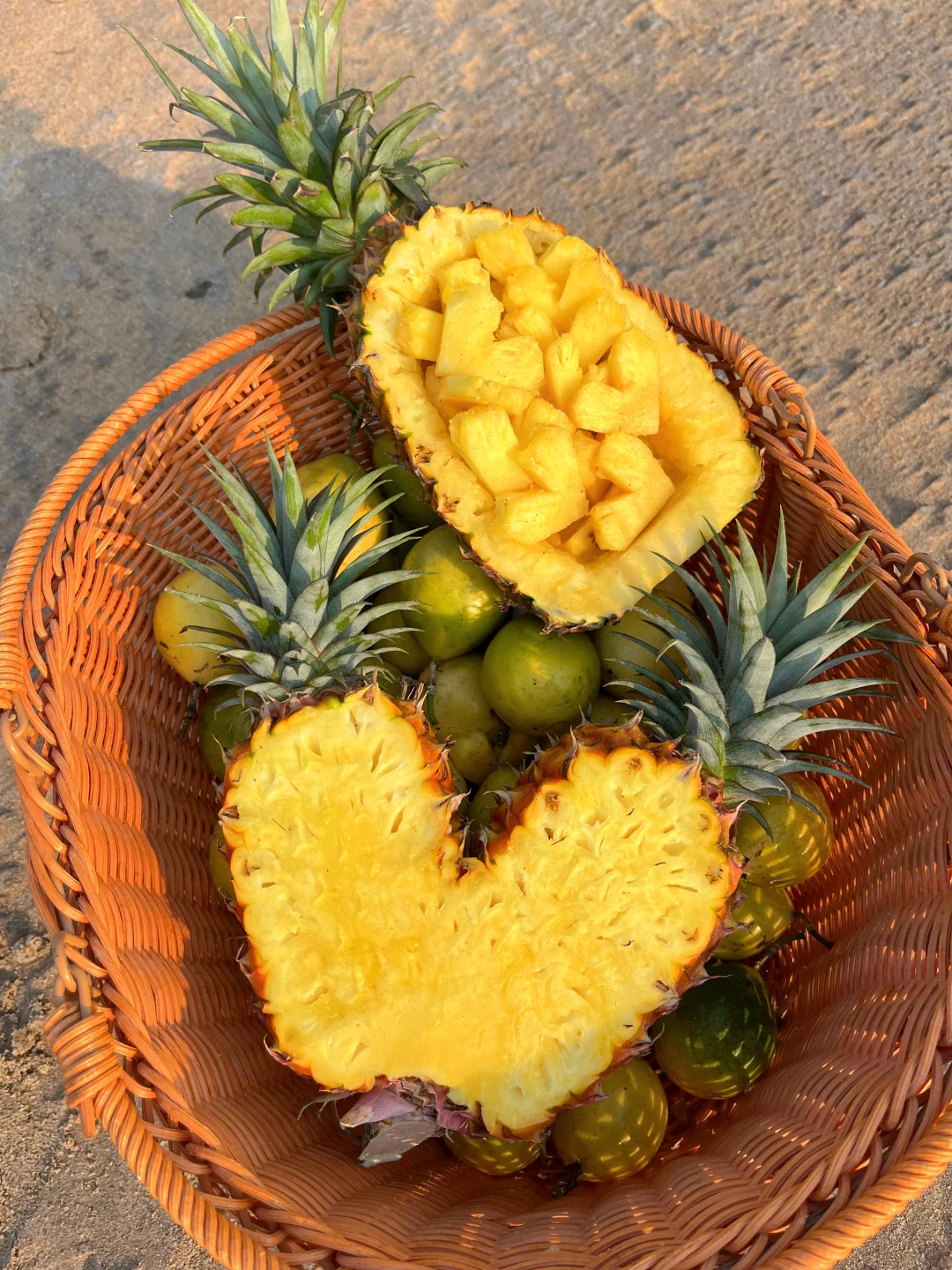 这个季节来海南可以不吃海南，凤梨一定要吃！