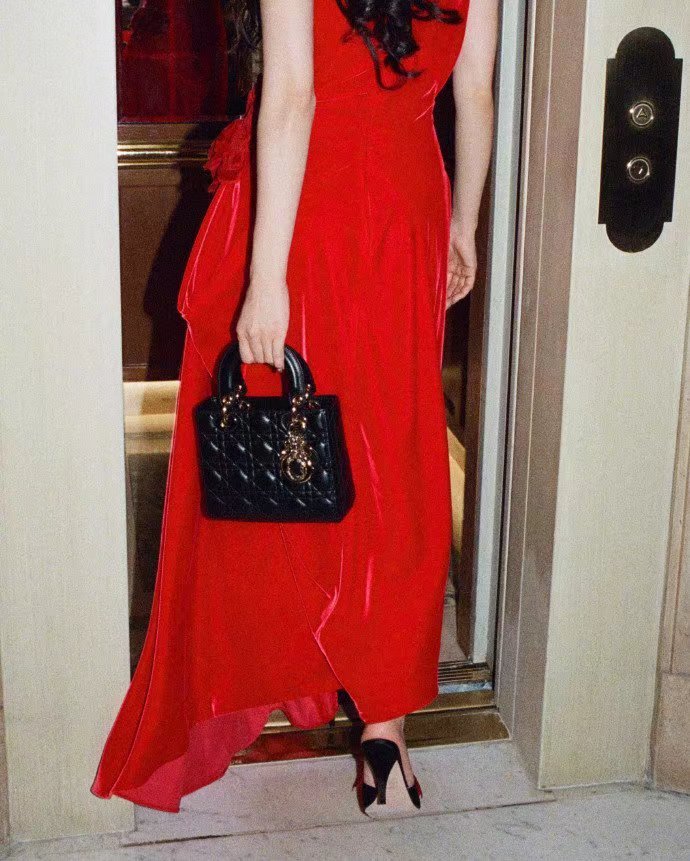 迪丽热巴 明艳美人迪丽热巴红裙好妩媚迪丽热巴巴黎时装周红裙造型 迪丽热巴红裙好妩