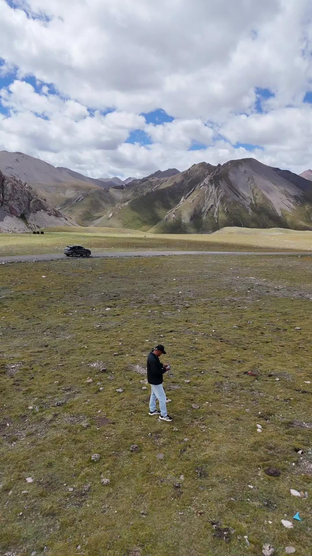 卸下手机里的各种消息提醒，往开阔的山里走，连风都是松弛的。
青海高原的旷野里没有