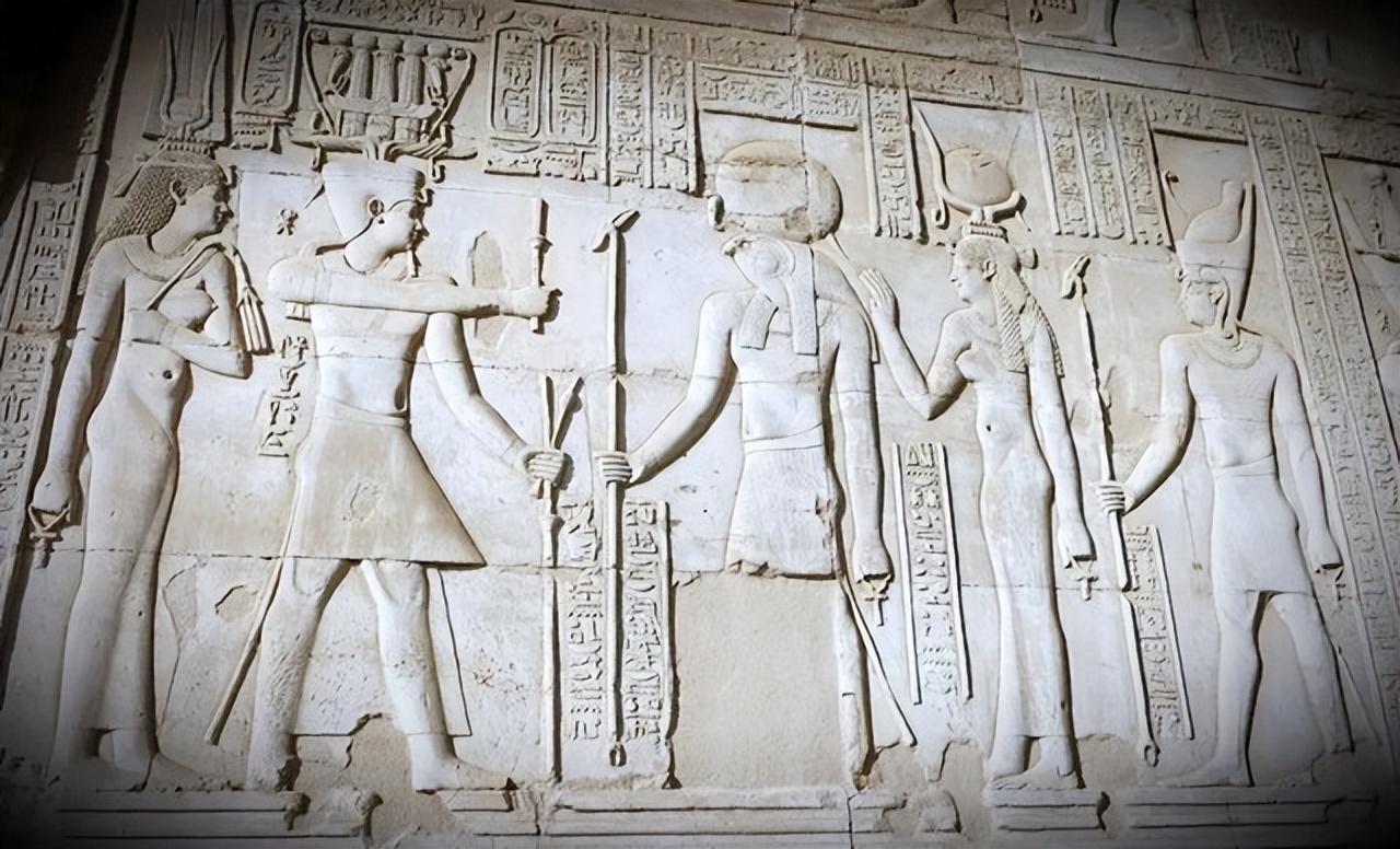 鸵鸟羽毛是真理女神的象征？玛阿特是道德概念，也是古埃及文化核心。
 
“玛阿特”