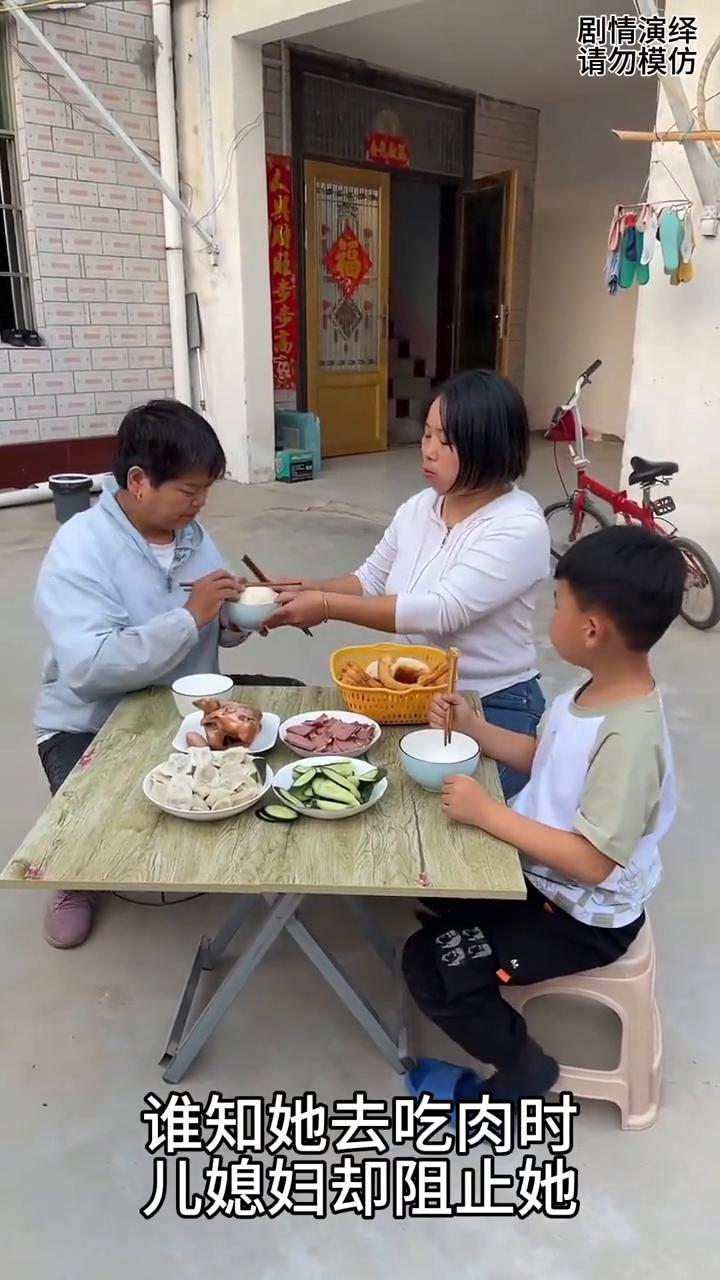 婆婆去餐桌夹肉遭到儿媳妇阻止，下一秒孙子的做法太感人了。
一家人正在吃饭，这时婆
