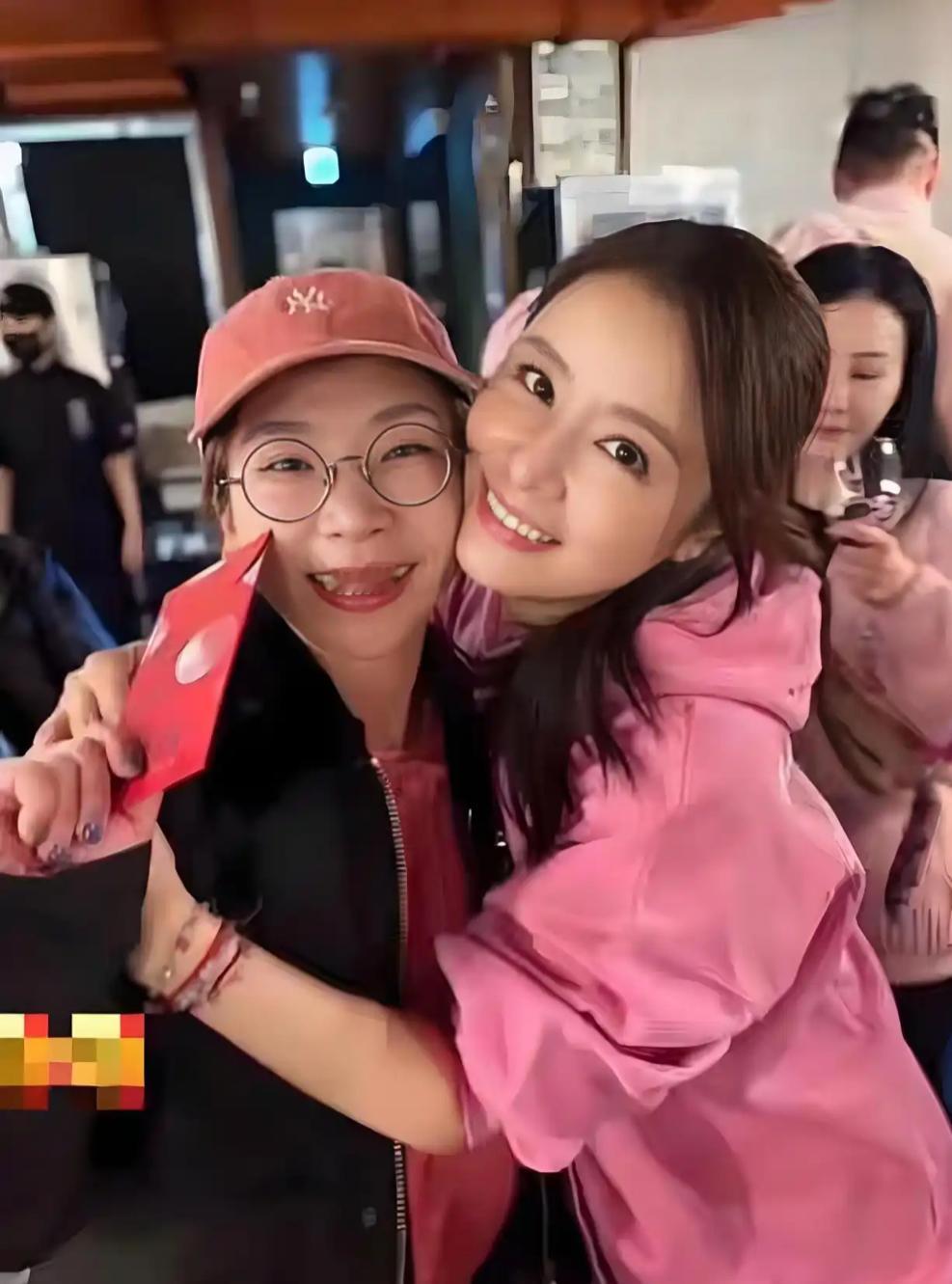 2月11日，林心如在台北举办公司年会，一身粉卫衣配牛仔裤，淡妆马尾温柔减龄。
