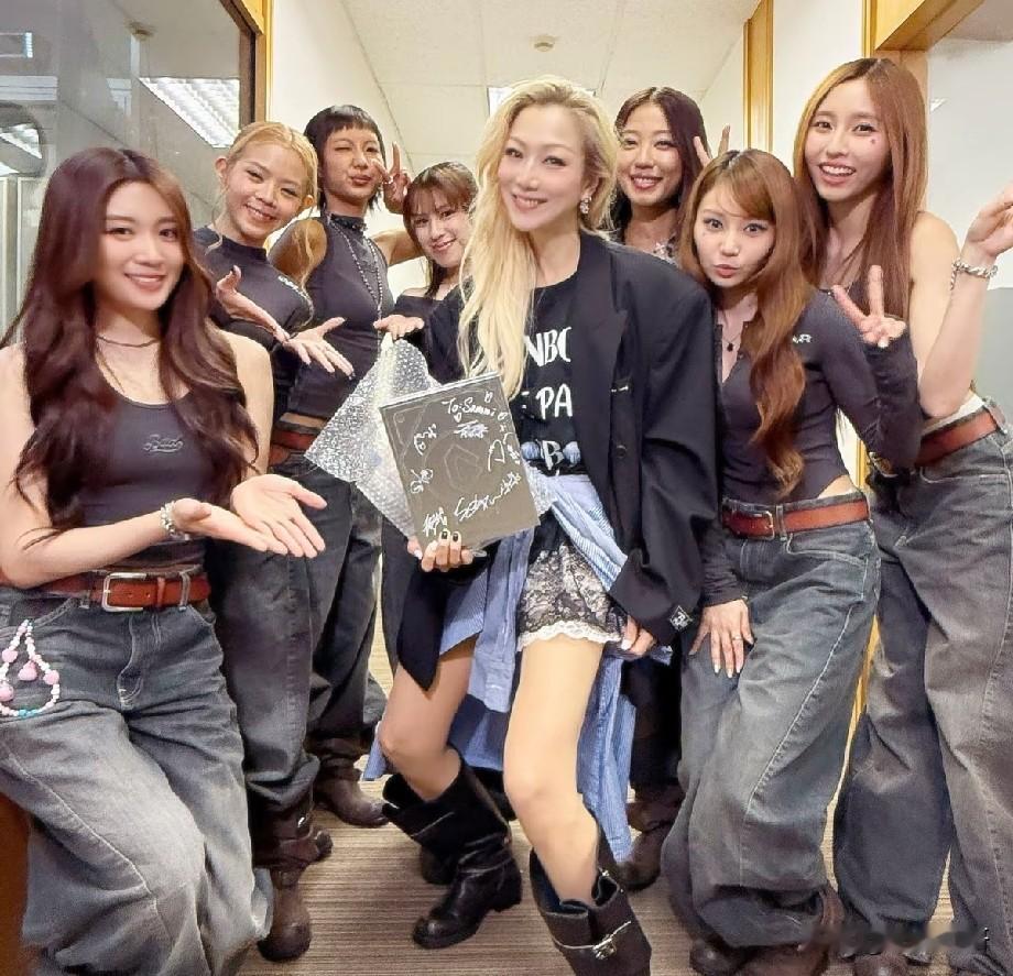 郑秀文后台合影曝光，和女团同框活力满满，状态惊艳
 
近日，郑秀文在演出后台与女