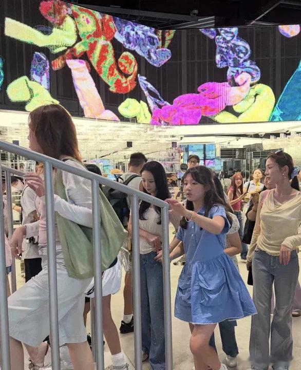 首尔圣水洞偶遇董璇小酒窝圣水洞偶遇董璇小酒窝🈶~圣水洞偶遇董璇小酒窝小酒窝化了