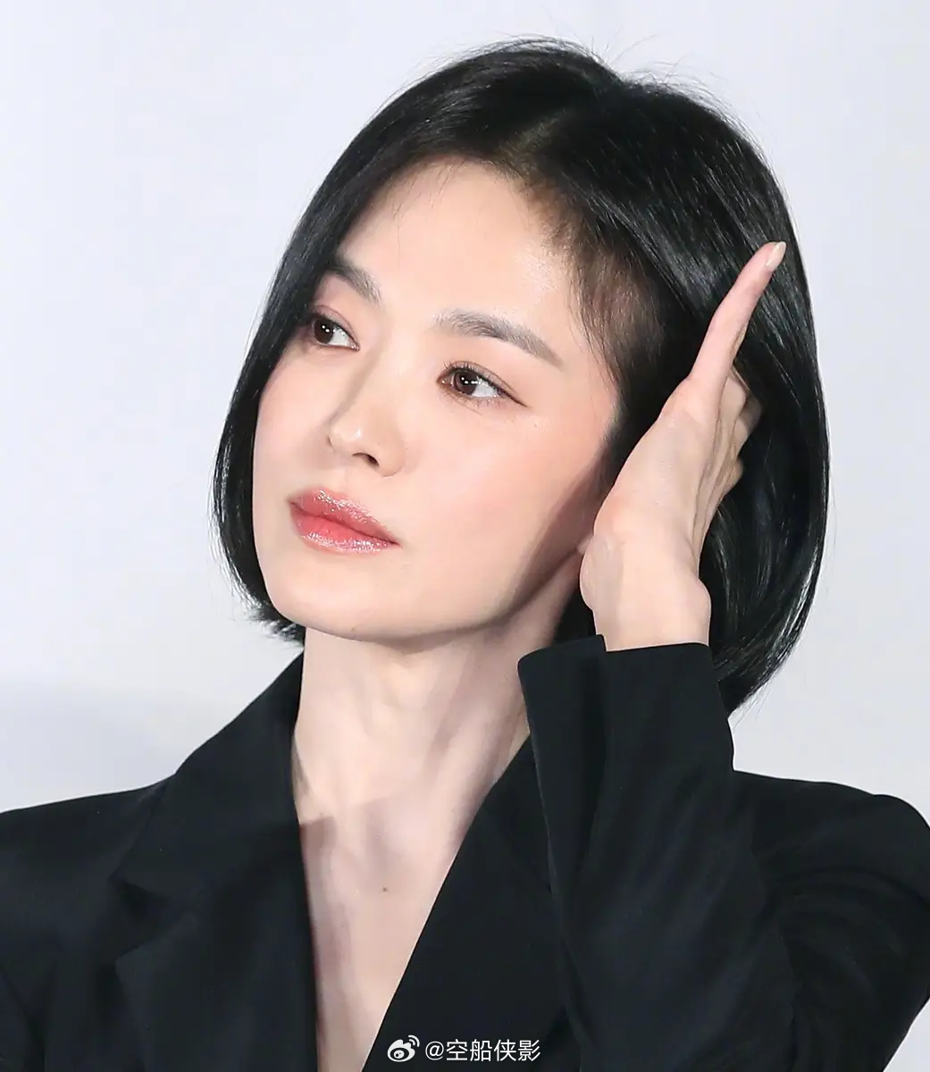 一组宋慧乔出席新剧《黑色修女们》发布会的美图释出，她一头短发干练利落，微微歪头露