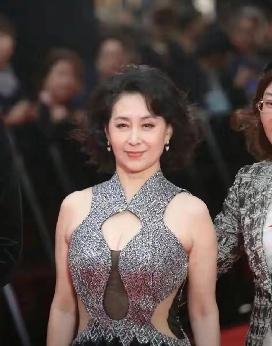 63岁何超琼美到日本！一袭挖空羽毛礼服惊艳东京，气场直接碾压全场
 
    何