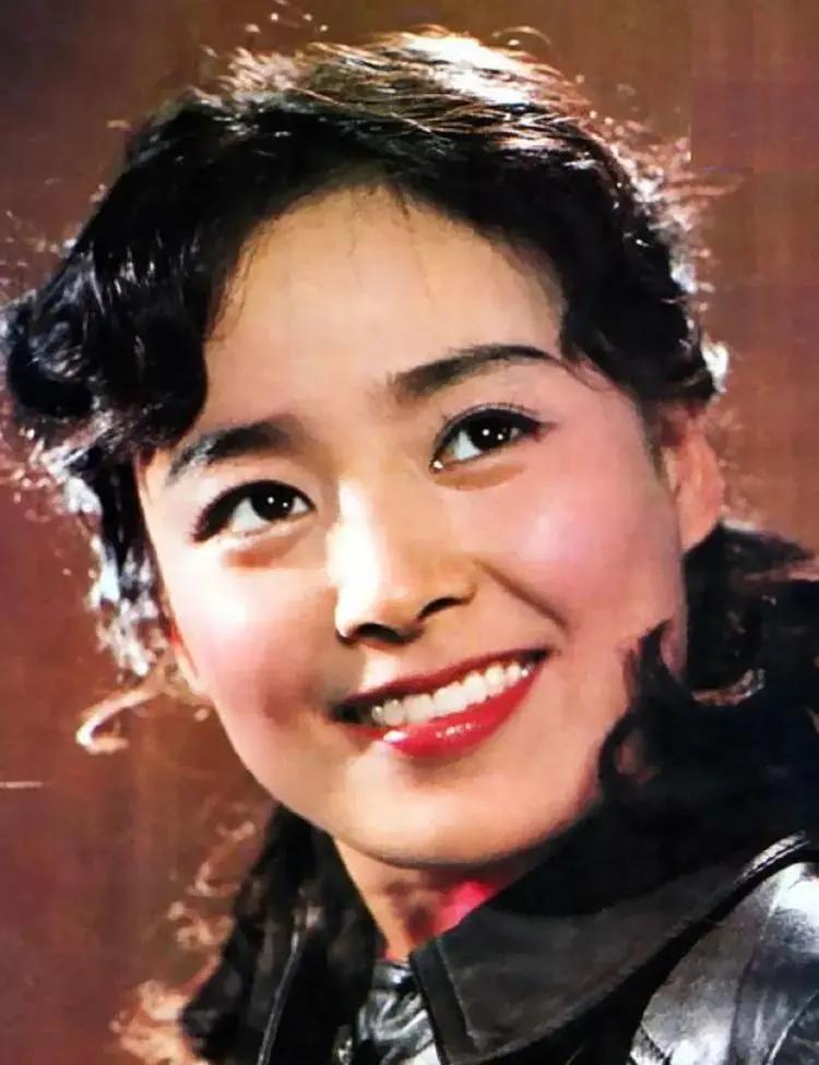 张瑜和陈冲都很漂亮，她们都是80年代的审美标杆。
一个是中式正统国民美人。
一个