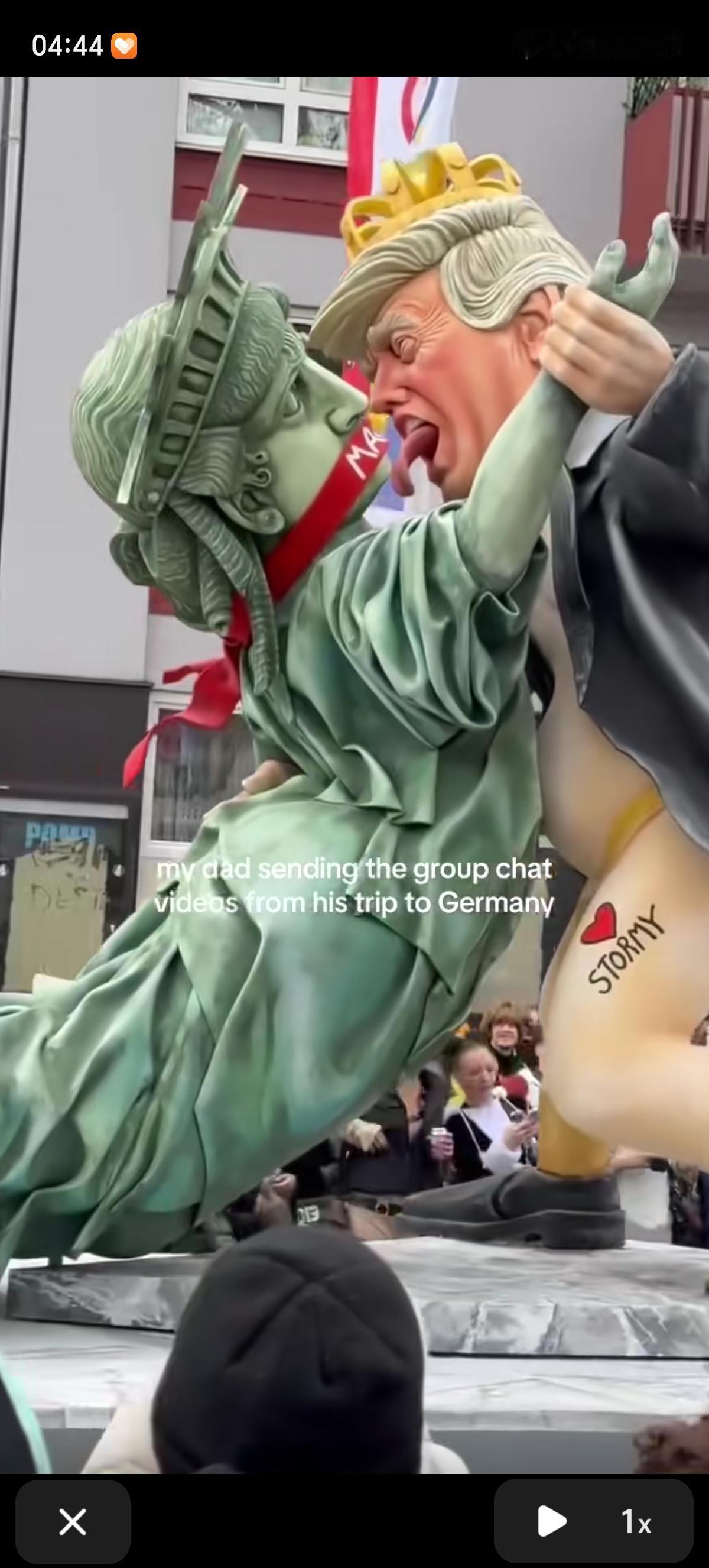 应该给唐纳德.特朗普瞅瞅，这是德国街头的场景，“玫瑰星期一”狂欢节花车游行。花车