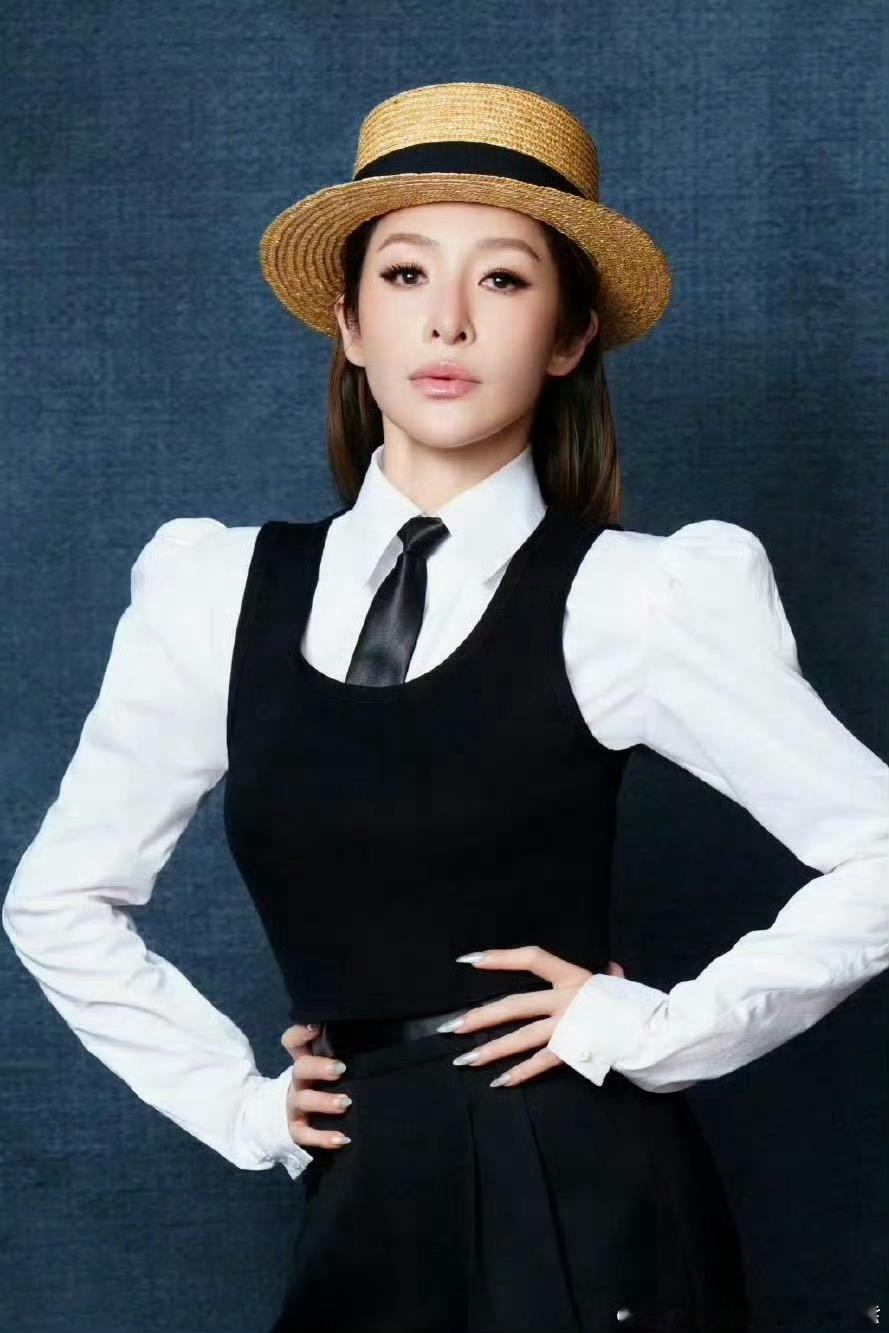 萧亚轩夸香奈儿是玛丽莲梦露 萧亚轩独特比喻惊艳众人，将香奈儿比作玛丽莲梦露，尽显