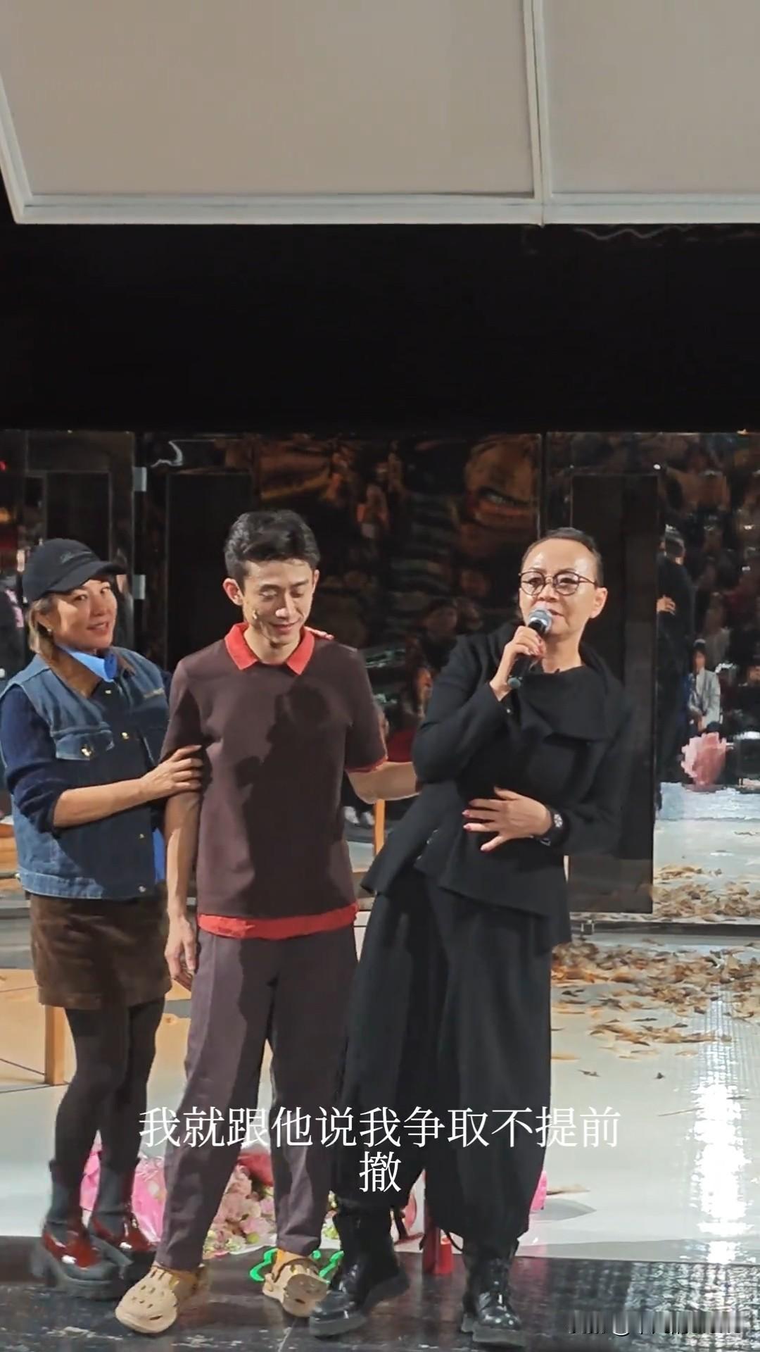 11月13日，张一山主演的舞台剧《一地鸡毛》在北京鼓楼西剧场正式首演，张一山邀请