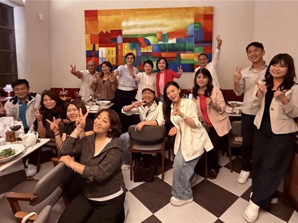台湾县市长选举竞争氛围持续升温，国民党高雄市长参选人柯志恩22日晚间到访台中，获