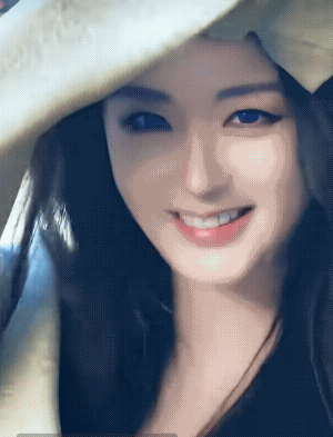 妥妥的高颜值美女，肤白细腻，身材曼妙，自带独特气质，鲜活有魅力，怎么看都赏心悦目