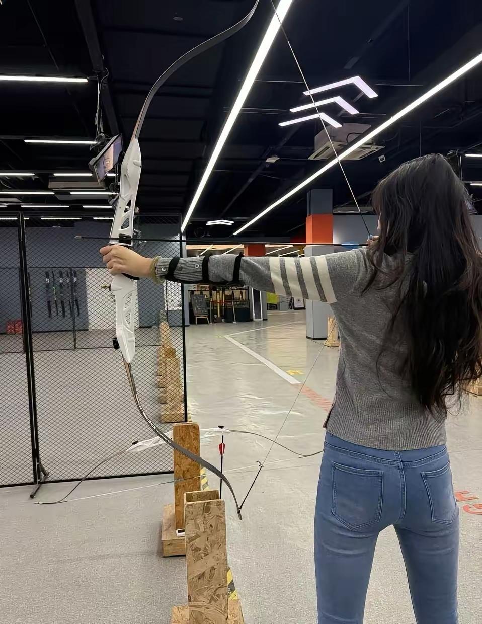 月华如练，箭影如飞。