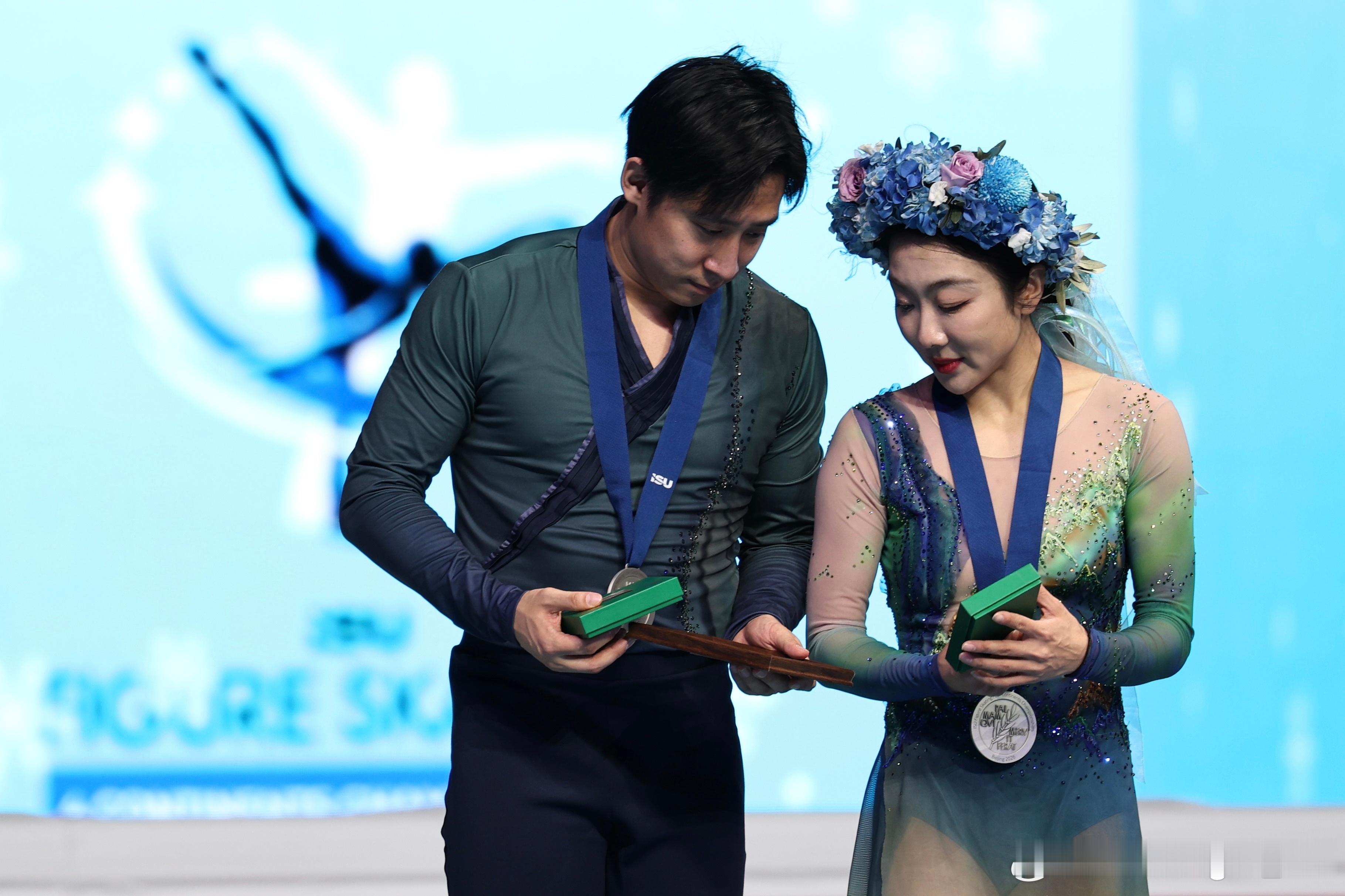 隋文静韩聪亚军 米兰见🥺赛后新闻发布会🎙️韩聪：这是我的最后一届的四大洲，其