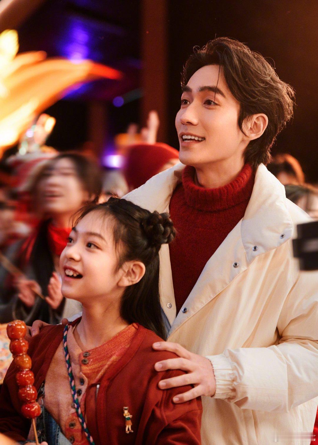 朱一龙晒春晚照片 朱一龙穿红色高领毛衣适配度好高[抱一抱] 