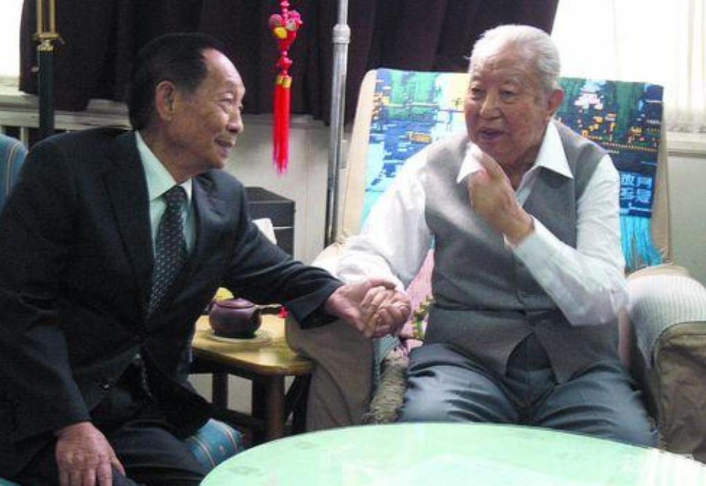 2006年，袁隆平到北京出差时，特意去看了身体欠佳的华国锋，当时华国锋不太愿见客
