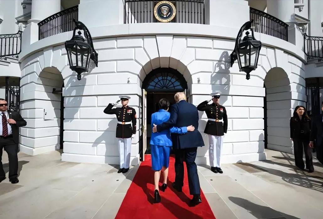 美方发布高市早苗访美官方照片，选图倾向性十分明显。白宫与纽约时报刻意挑刁钻角度、