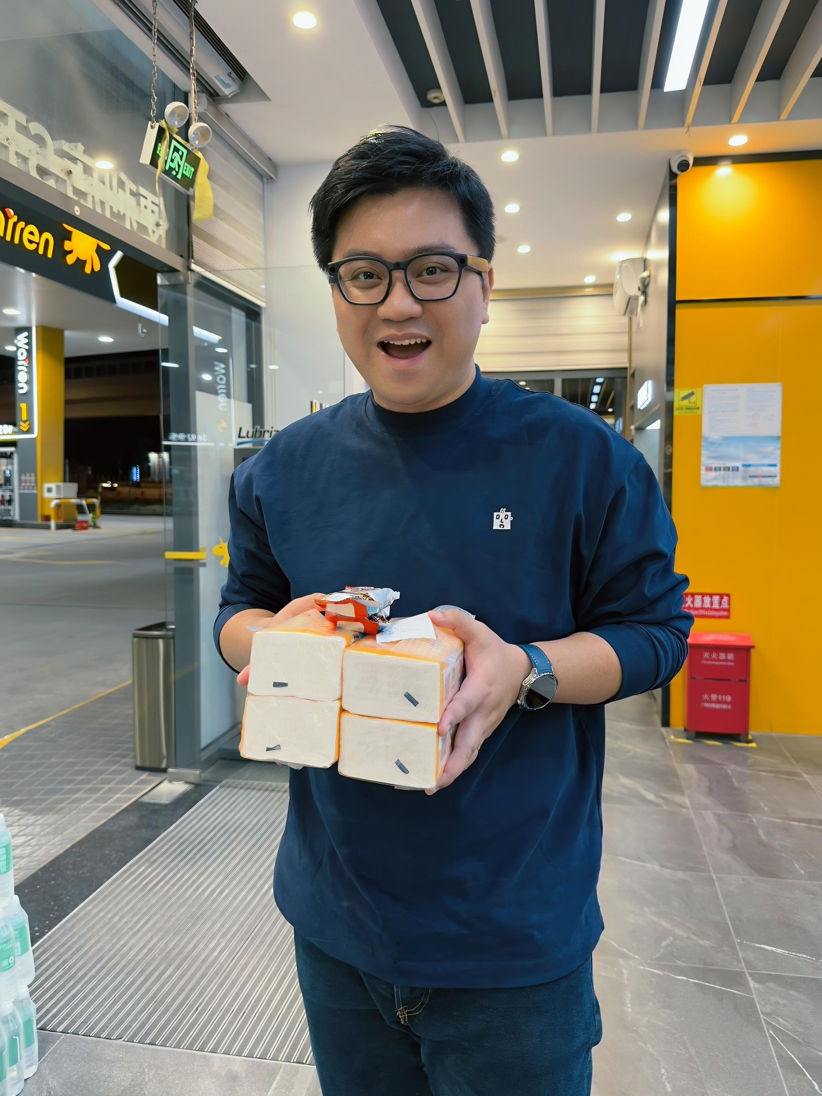 现在的加油站也是卷，加360块钱油，送4包抽纸…… 