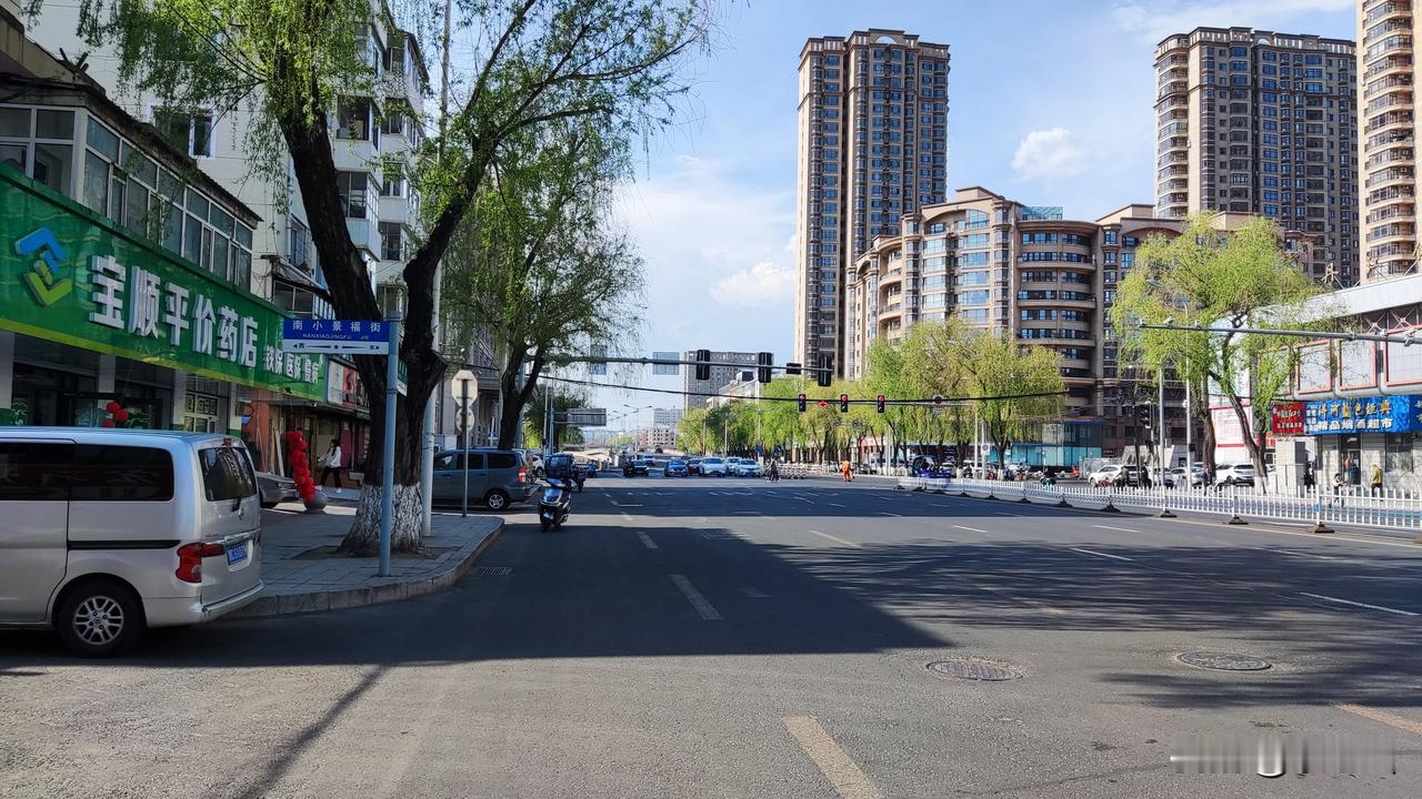 花甲之年，我伫立镜前，指尖抚过人中处那道浅浅的刀疤，余光瞥见身旁的老伴，思绪瞬间