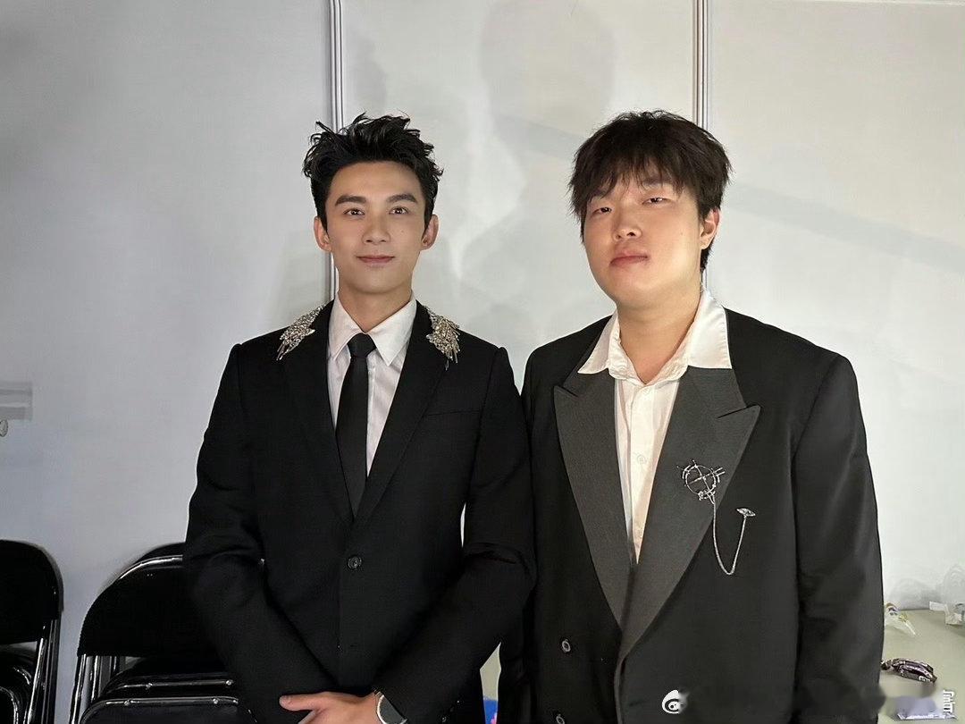 电竞圈的氛围感 谁被这波联动戳中笑点了？Bin在VCR里说“输了我自己狂”，嘻哈