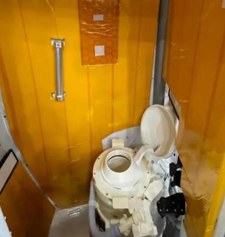 2300万美元的太空厕所，照样堵啊！真丢人！美国这是堵厕所传统吗！
“阿耳忒弥斯