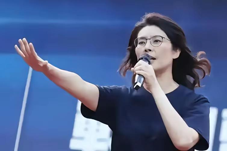 张亚中出来说话了，“中国包括大陆和台湾，我就是中国人吗，我认为一中原则就是台湾中