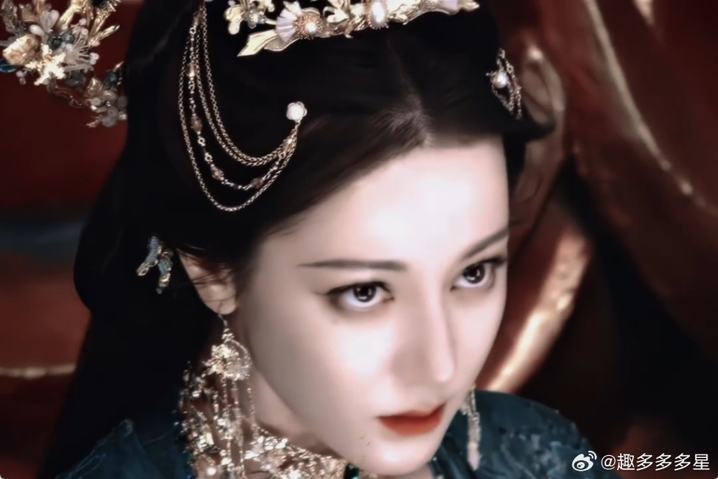 迪丽热巴迪丽热巴新剧看垃圾的眼神谁懂迪丽热巴这看垃圾的眼神 《白日提灯》里热巴的