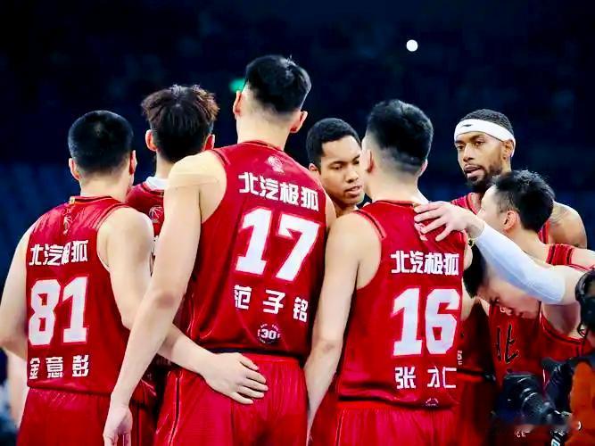 是什么 北京男篮止步四强，核心是军心涣散、体系混乱、指挥滞后。外援与本土核心集体