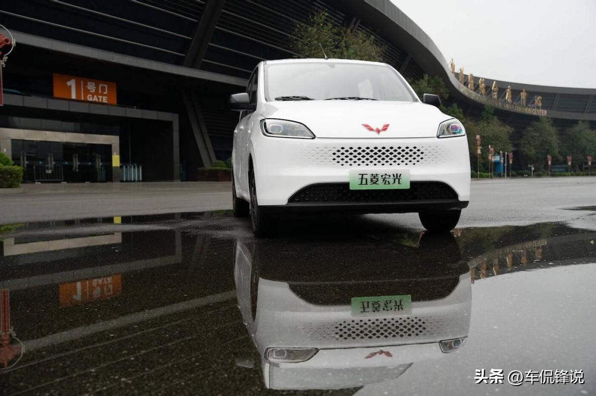 宏光跑山的视频还历历在目，这台算是陪伴了几代人成长的商用车，不用我们过多赘述，单