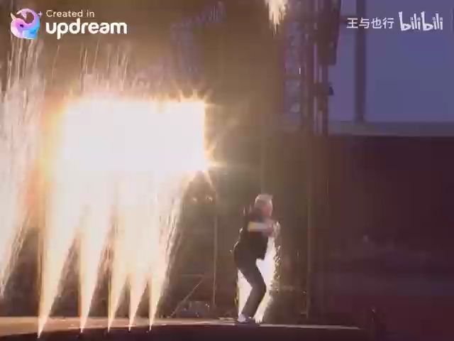 这个AI视频在外网也刷爆了，马斯克转发了，哈哈，黄仁勋跳的不错，比尔盖茨被担架抬出去了[呲牙][呲牙