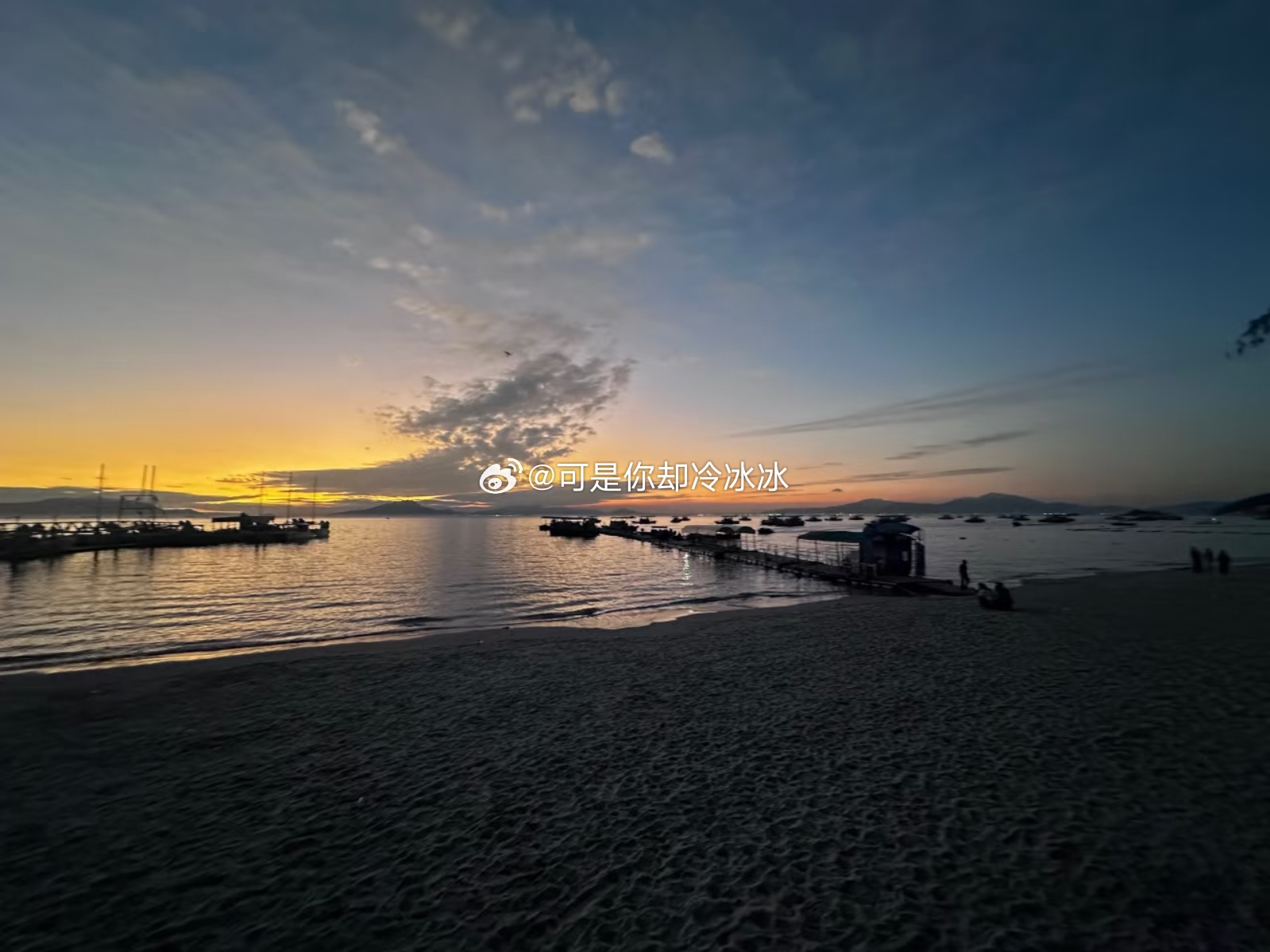 夏夜的热气慢慢消散，城市渐渐褪去了白天的喧闹。没有急于完成的任务，也不用惦记网上