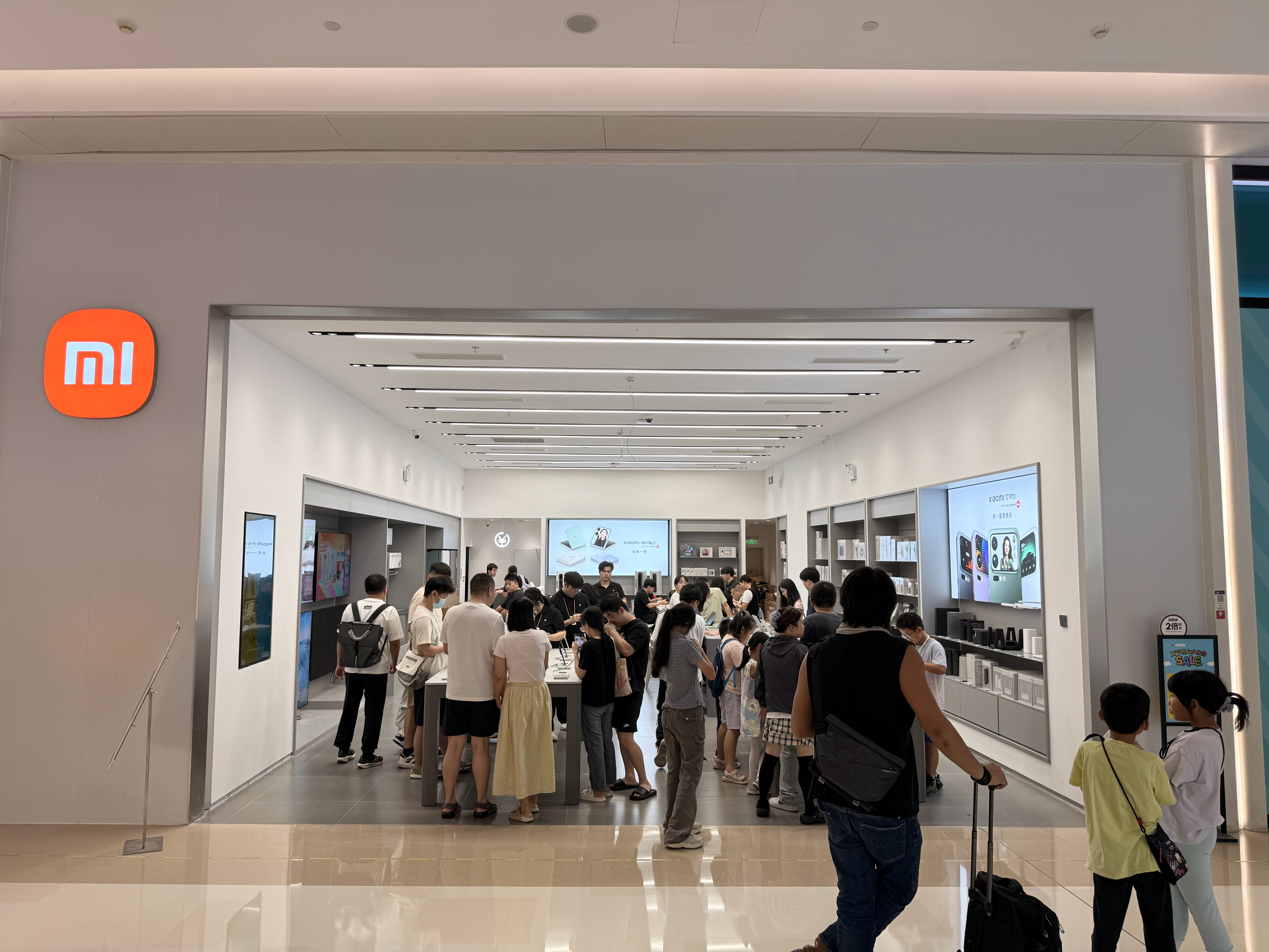 不是开玩笑自从小米17系列上市之后每次路过小米的门店里面都挤满了人特别是小米17