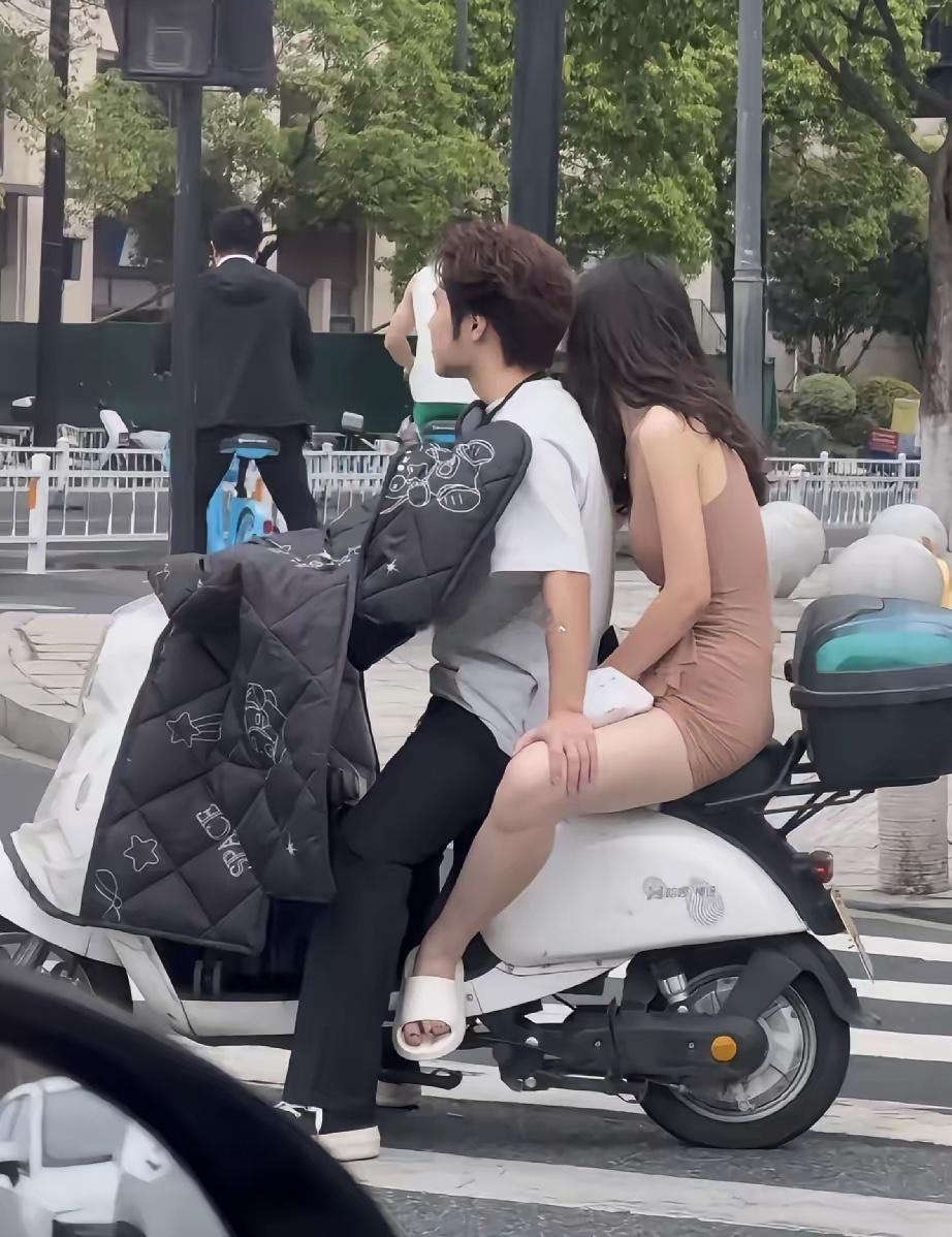 原来浪漫不一定需要四轮，两轮的后座，也能装满偏爱。