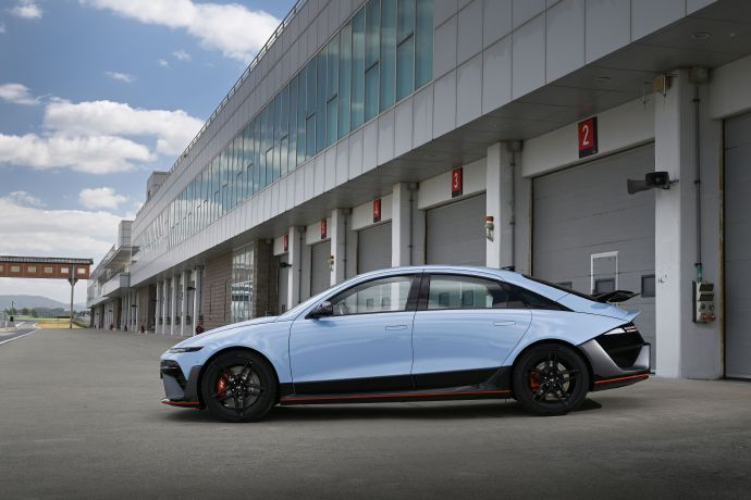 现代IONIQ 6 N杀疯了！古德伍德速度节首秀，双电机四驱，N Grin Bo