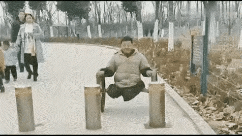 这位大哥是个平衡高手，换句话说，也是一个玩轮子的高手，两个车轱辘他手中，进退有度