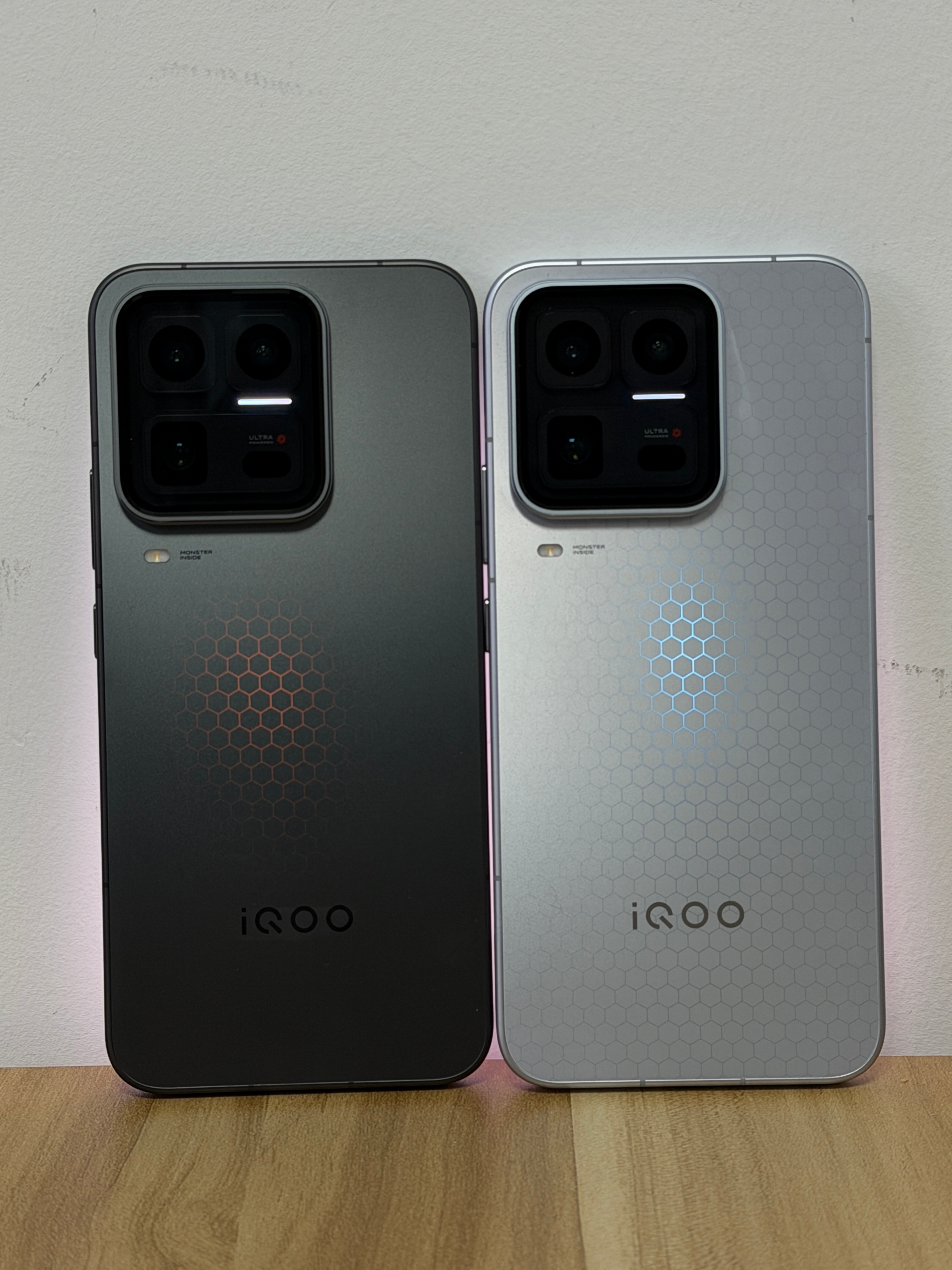 好纠结iQOO 15 Ultra2077黑与2049银这两颜色怎么选啊？ 